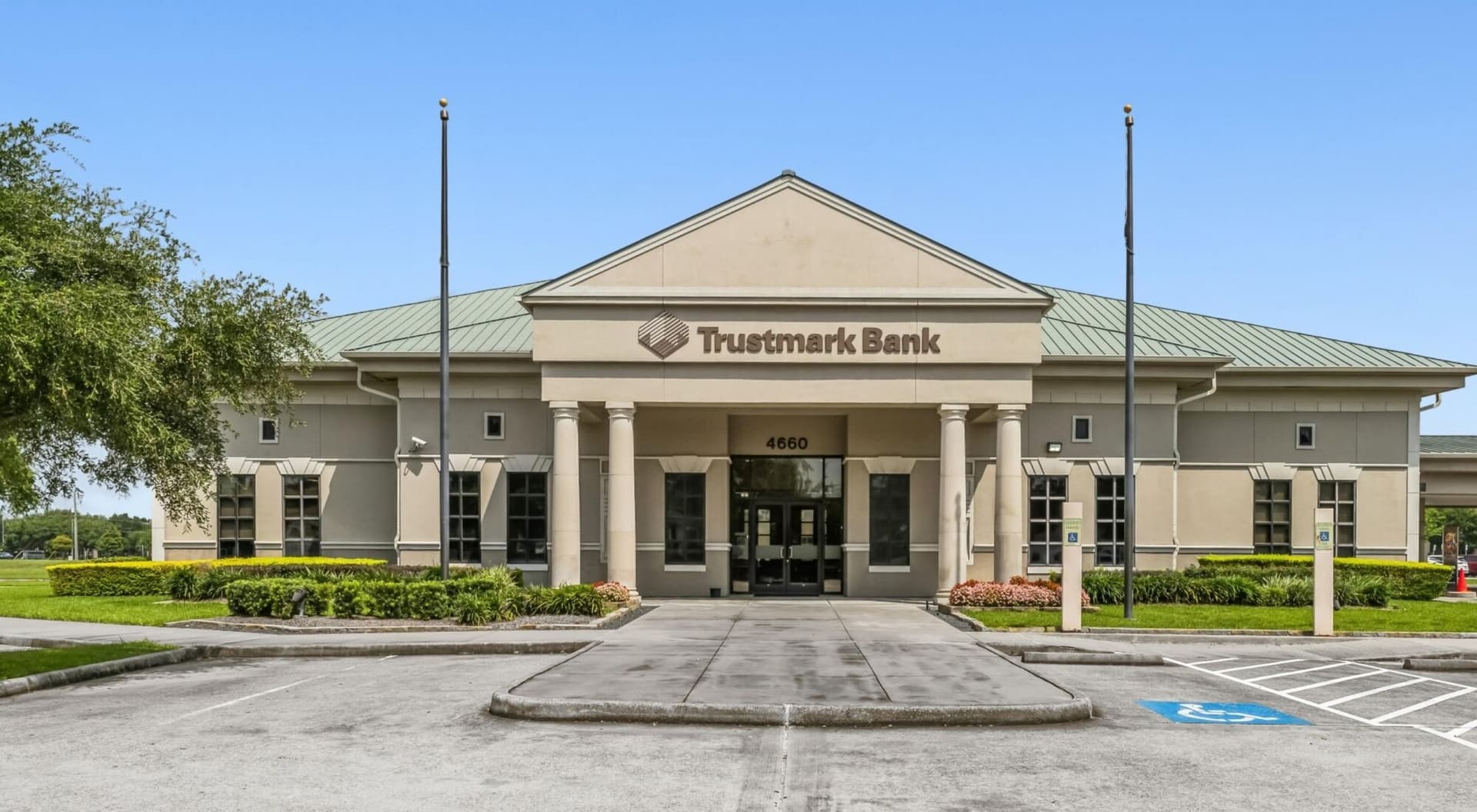 Blue Owl Capital has acquired 34 bank branches from Trustmark Corporation in a sale-leaseback deal.
