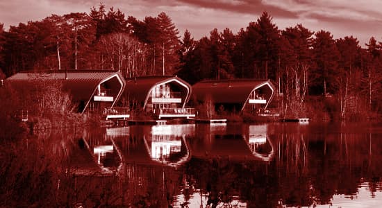 The waterside lodges by the lake at Center Parcs